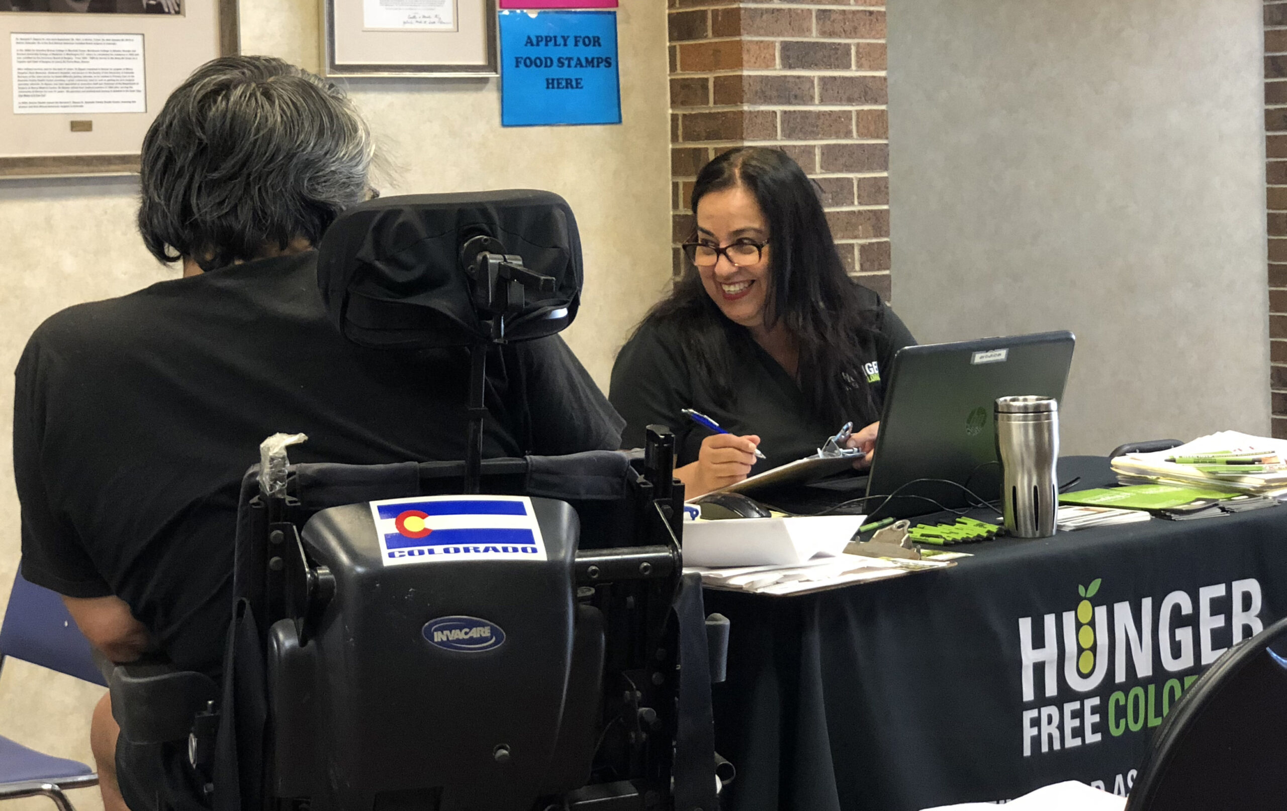 Ninfa assists a client by connecting them to food resources.